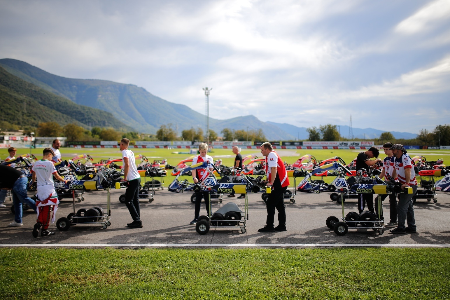 RMCGF24 20241020 Drivers pushing their karts 1